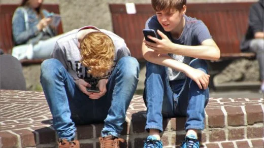 Copii acaparați de telefoane mobile
