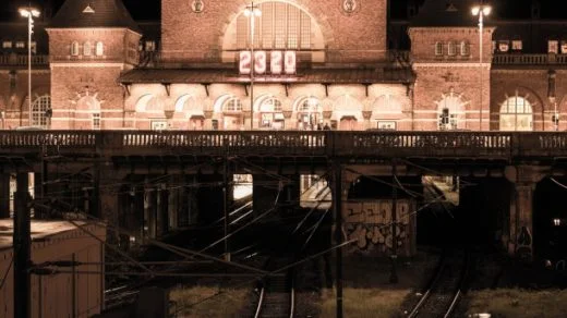 Gara centrală din Copenhaga în timpul nopții