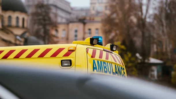 Spatele unei mașini de ambulanță