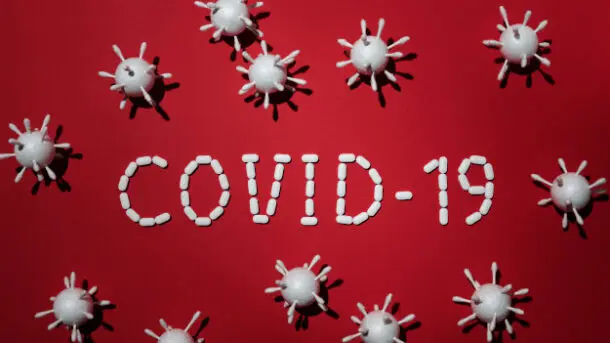 Covid-19 pe un fundal roșu înconjurat de simboluri de viruși biologici