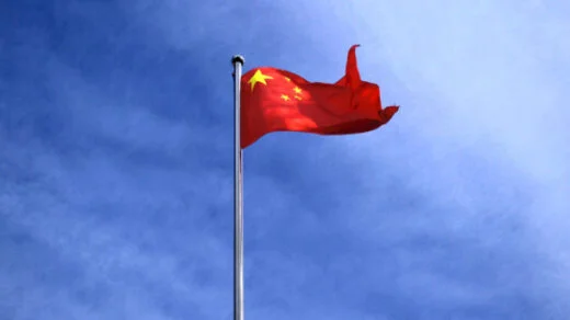 Steagul Chinei fluturând în vânt