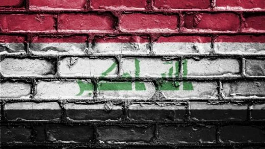 Steagul Irakului pe fundalul unui zid de cărămidă
